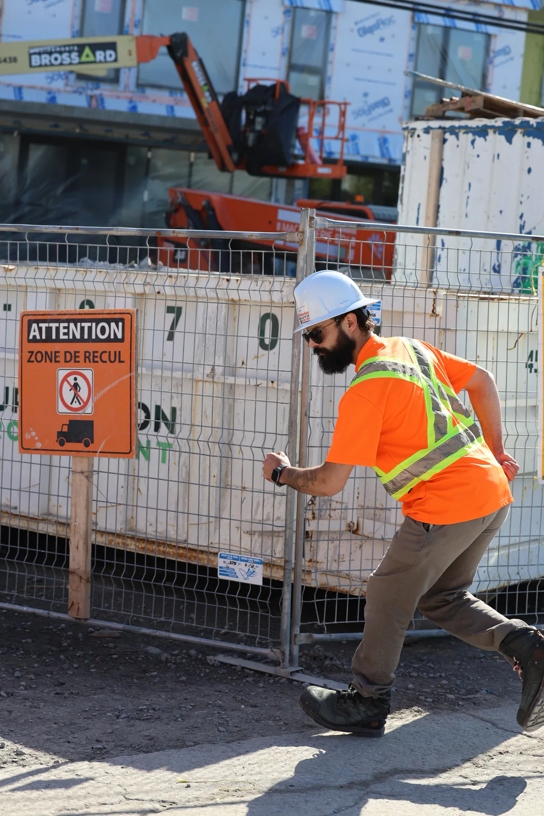 Inspection d’une clôture de chantier par un intervenant SST