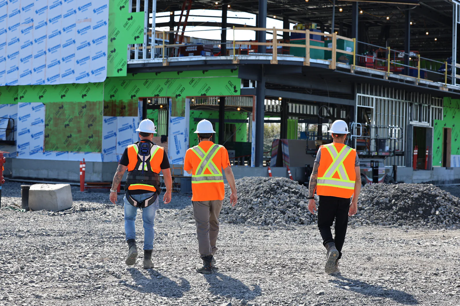 Intervenants SST marchant sur un chantier de construction