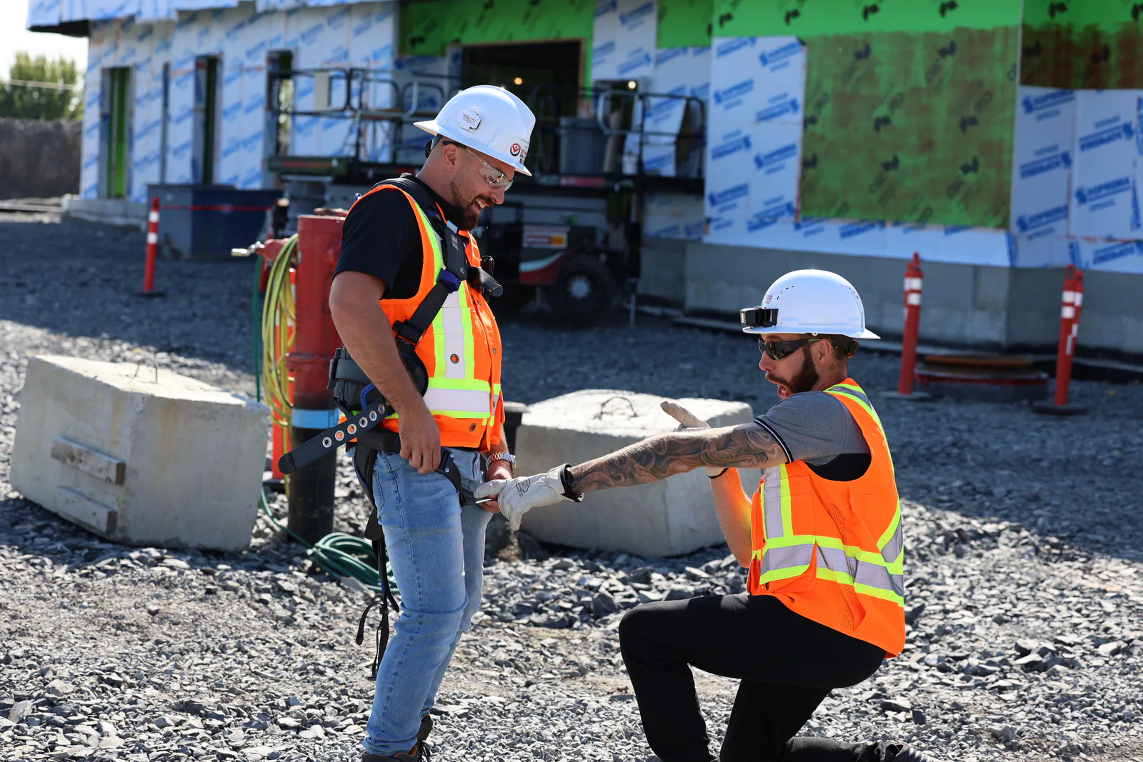 Vérification de l’ajustement d’un harnais antichute sur un chantier