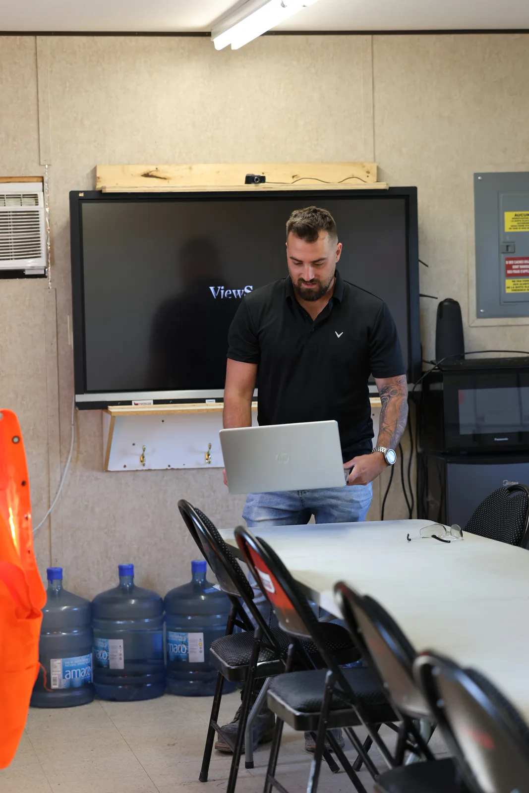 Formateur SST devant l’écran d’une salle de formation