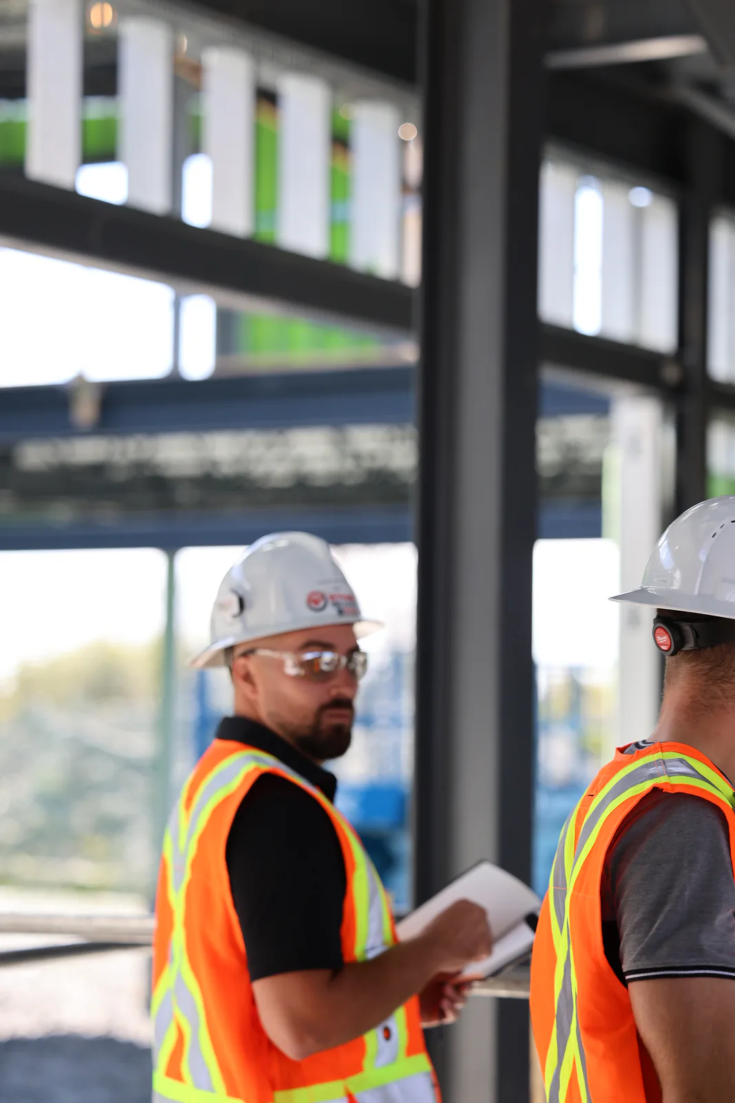 Intervenant SST prenant des notes dans un bâtiment en construction