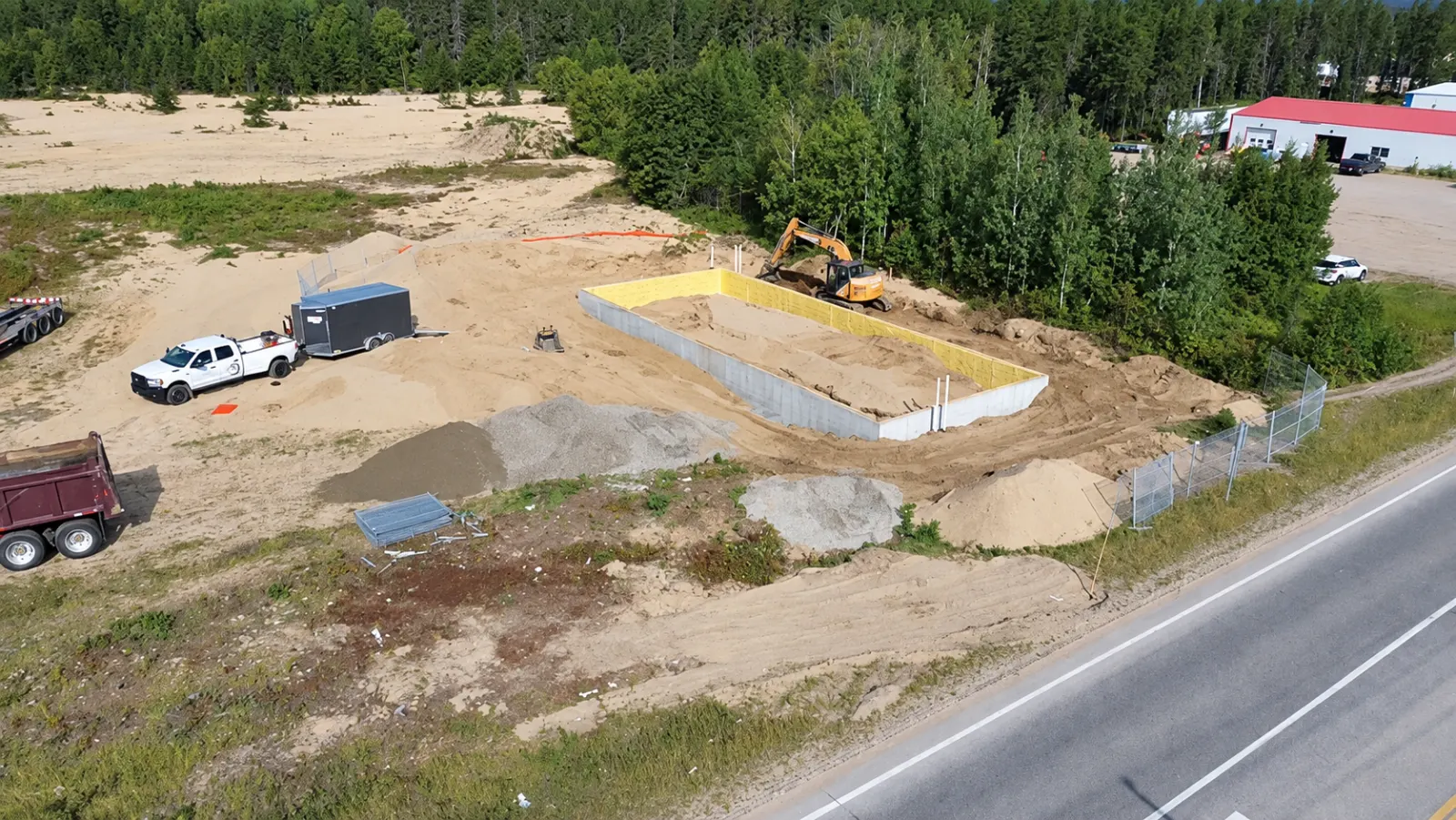 Vue aérienne d’un chantier commercial en bordure de route