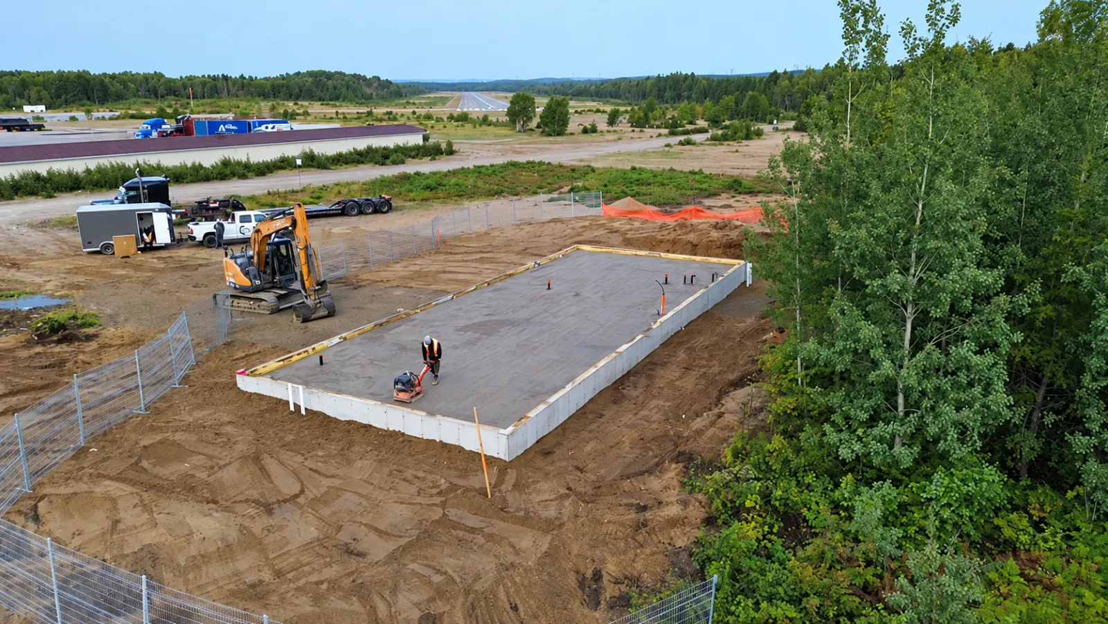 Vue aérienne d’une dalle de fondation commerciale terminée