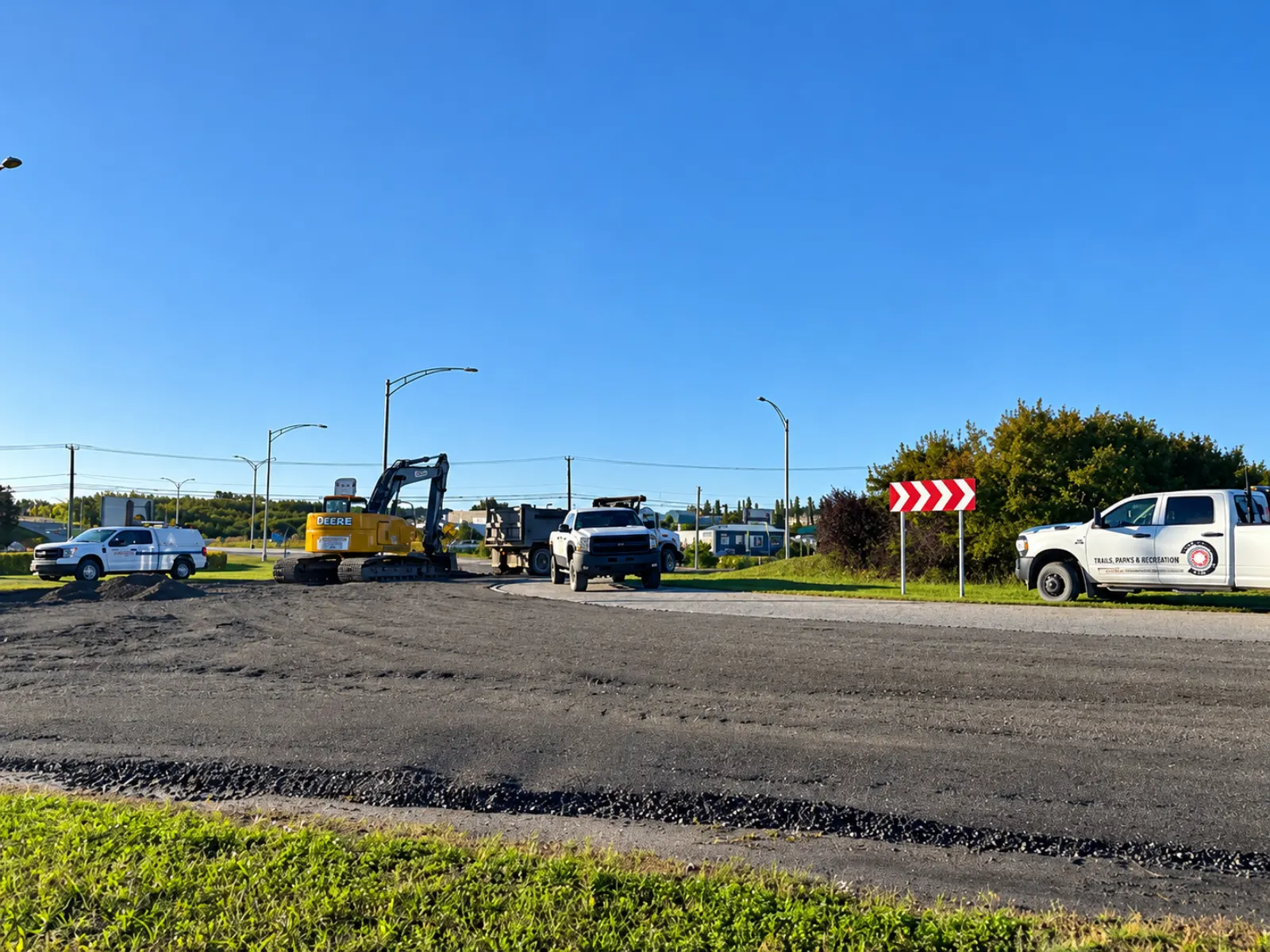Travaux de voirie avec pelle mécanique et camions