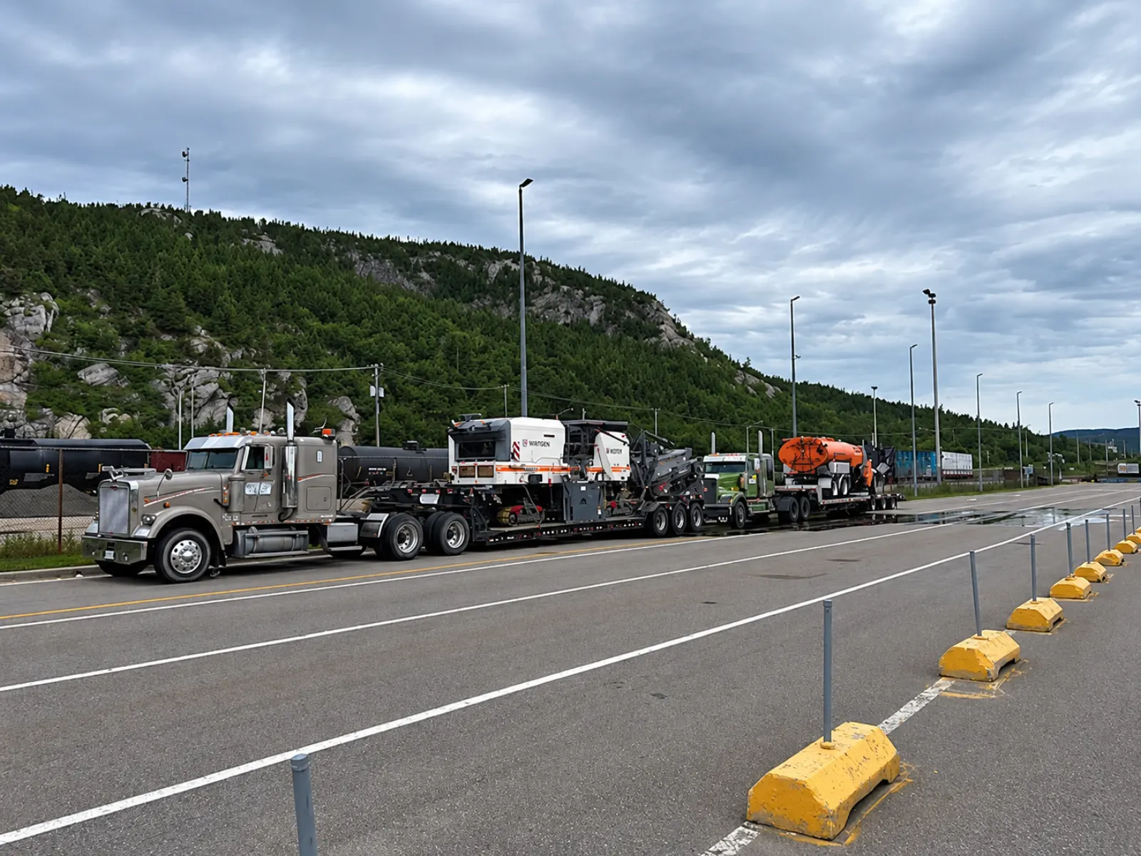 Convoi de fardiers transportant de la machinerie lourde